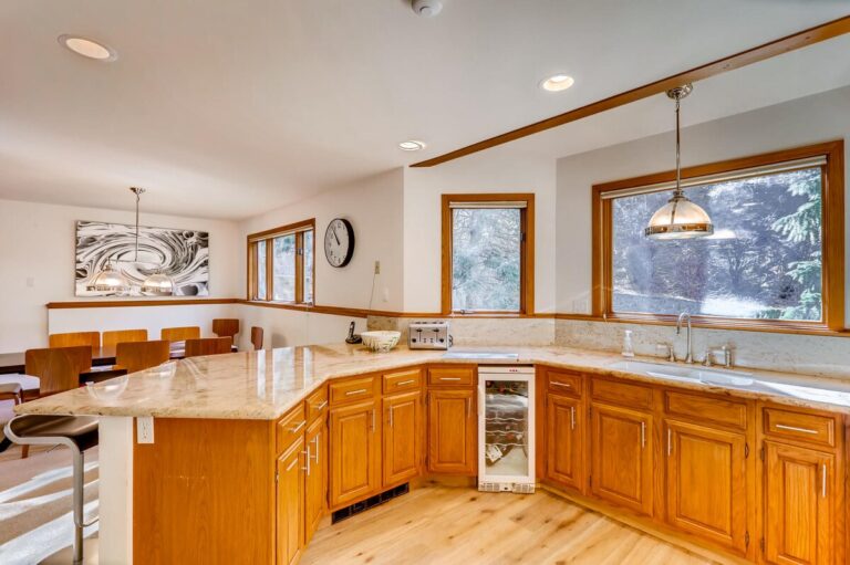 Spacious Kitchen Counter 
