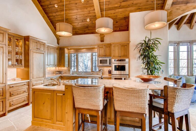 FULLY EQUIPPED GOURMET KITCHEN